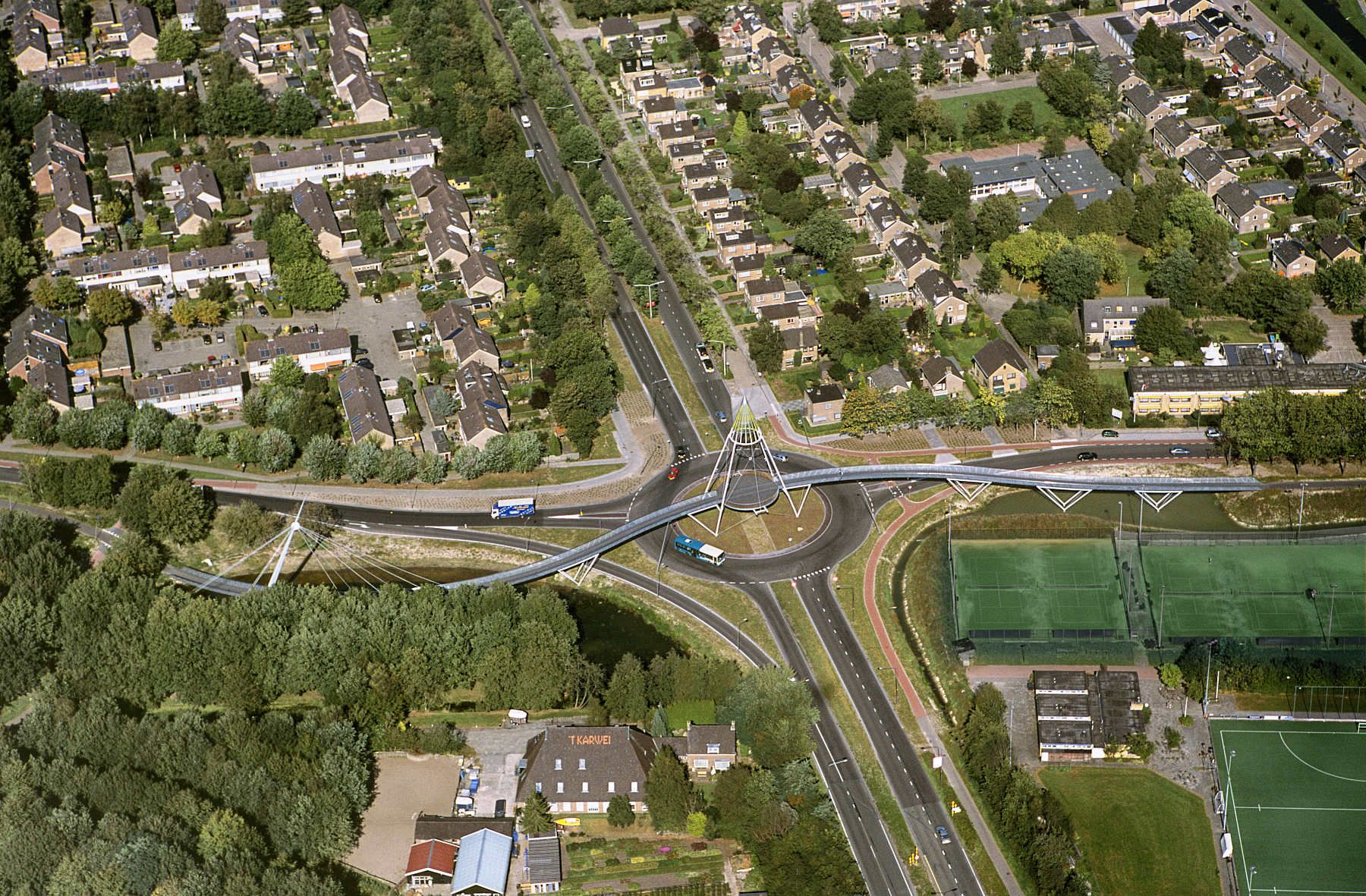 Entree gemeentehuis met rode tulpen